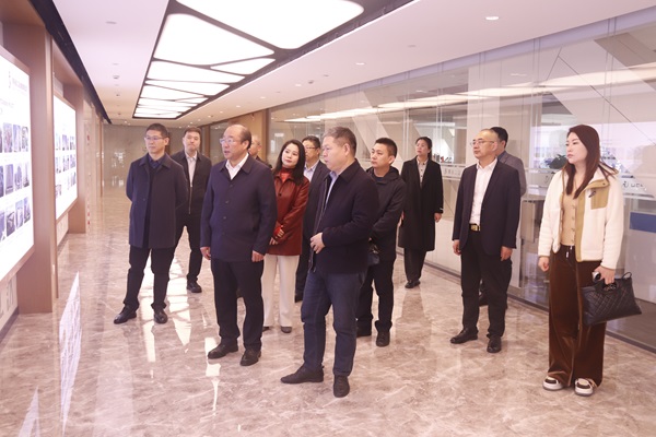 万搏(中国)官方在线登录董事长祝建明陪同孙秘书长一行参观企业文化长廊.jpg